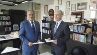 اليمن ولبنان يوقعان على اتفاقية لوضع منهج اللغة الإنجليزية في المدارس اليمنية اليمن ولبنان يوقعان على اتفاقية لوضع منهج اللغة الإنجليزية في المدارس اليمنية