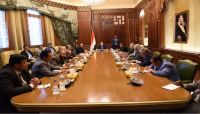 اجتماع للرئيس هادي مع هيئة مستشاريه يؤكد على المرجعيات الأساسية في أي جهود للسلام