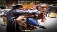 تفاعل واسع مع صورة أب يحمل نجله المعاق في حفل تخرج بصنعاء تفاعل واسع مع صورة أب يحمل نجله المعاق في حفل تخرج بصنعاء