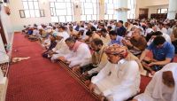 بن دغر يؤدي صلاة الجمعة برفقة الوفد الحكومي في سقطرى بن دغر يؤدي صلاة الجمعة برفقة الوفد الحكومي في سقطرى
