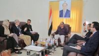 الحكومة تستنكر العراقيل التي يفرضها الحوثيون على وصول المساعدات إلى مستحقيها الحكومة تستنكر العراقيل التي يفرضها الحوثيون على وصول المساعدات إلى مستحقيها