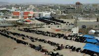 بعد إغلاق الحوثيين للجمعيات الخيرية.. طوابير طويلة في صنعاء بحثًا عن المعونات الغذائية بعد إغلاق الحوثيين للجمعيات الخيرية.. طوابير طويلة في صنعاء بحثًا عن المعونات الغذائية