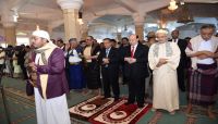 الرئيس وقيادات الدولة يؤدون شعائر صلاة العيد في العاصمة المؤقتة عدن الرئيس وقيادات الدولة يؤدون شعائر صلاة العيد في العاصمة المؤقتة عدن