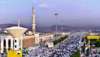 الحجاج يبدؤون الصعود إلى عرفات بعد المبيت في منى الحجاج يبدؤون الصعود إلى عرفات بعد المبيت في منى
