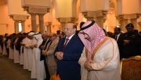 الرئيس يؤدي صلاة العيد مع جموع من المصلين الرئيس يؤدي صلاة العيد مع جموع من المصلين