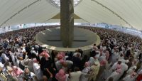 الحجاج يستمرون في رمي الجمرات في أول أيام التشريق الحجاج يستمرون في رمي الجمرات في أول أيام التشريق