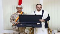 مليشيا الحوثي تمنح أحد الأطفال سلاحًا رشاشاً نظير قتاله في صفوف الجماعة بجبهة ناطع مليشيا الحوثي تمنح أحد الأطفال سلاحًا رشاشاً نظير قتاله في صفوف الجماعة بجبهة ناطع