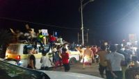 مسيرة جماهيرية مؤيدة للرئيس هادي في "عدن" وتطالب بإنهاء الإنقلاب مسيرة جماهيرية مؤيدة للرئيس هادي في "عدن" وتطالب بإنهاء الإنقلاب