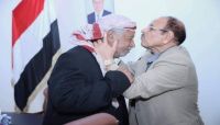 قُبلة في جبين اللواء بحيبح.. والأحمر يعده نموذجاً فريداً لليمني المضحي في سبيل الوطن قُبلة في جبين اللواء بحيبح.. والأحمر يعده نموذجاً فريداً لليمني المضحي في سبيل الوطن