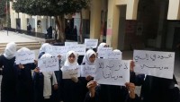 طالبات في صنعاء يرفضن تعسفات ميليشيا الحوثي بحق المعلمين "صور" طالبات في صنعاء يرفضن تعسفات ميليشيا الحوثي بحق المعلمين "صور"
