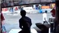 بالفيديو: مسلح يقتل جيرانه بصنعاء ويتجول بحرية في مسرح الجريمة بالفيديو: مسلح يقتل جيرانه بصنعاء ويتجول بحرية في مسرح الجريمة