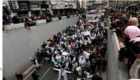 الآلاف يواصلون التظاهر في الجزائر ومطالبات بتحييد الجيش الآلاف يواصلون التظاهر في الجزائر ومطالبات بتحييد الجيش