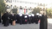 الحوثيون ينهبون حوافز المعلمين بتواطؤ من "اليونيسيف" الحوثيون ينهبون حوافز المعلمين بتواطؤ من "اليونيسيف"