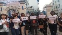 من تونس.. صحفيون عرب وأجانب يتضامنون مع الصحفيين المختطفين في سجون الحوثي من تونس.. صحفيون عرب وأجانب يتضامنون مع الصحفيين المختطفين في سجون الحوثي