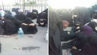بالصور.. طالبات بصنعاء يفترشن الأرض بعد إغلاق الحوثيين مركزاً لتعليم القرآن بالصور.. طالبات بصنعاء يفترشن الأرض بعد إغلاق الحوثيين مركزاً لتعليم القرآن