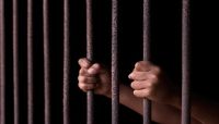 امرأة تنصب خيمة أمام الأمن السياسي بصنعاء للمطالبة بالإفراج عن أبنها امرأة تنصب خيمة أمام الأمن السياسي بصنعاء للمطالبة بالإفراج عن أبنها