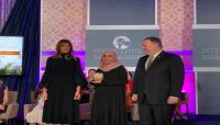 يمنية تحصد أبرز جائزة أمريكية للمرأة الشجاعة والمؤثرة في مجتمعها