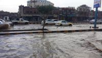 استمرار هطول الأمطار وتدفق السيول الهائلة بصنعاء استمرار هطول الأمطار وتدفق السيول الهائلة بصنعاء