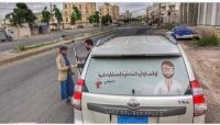 طبيب يمني يضع ملصقاً على زجاج سيارته "أوقفني إذا أردت الاستشارة" طبيب يمني يضع ملصقاً على زجاج سيارته "أوقفني إذا أردت الاستشارة"