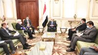 الرئيس لـ"غريفيث": نسعى لسلام مستدام بعيداً عن الحلول الترقيعية وترحيل الأزمات الرئيس لـ"غريفيث": نسعى لسلام مستدام بعيداً عن الحلول الترقيعية وترحيل الأزمات