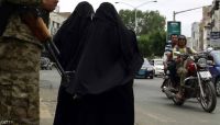 من جرائم المليشيا.. نساء يروين قصتهن مع عناصر حوثية في نقطة أمنية بذمار من جرائم المليشيا.. نساء يروين قصتهن مع عناصر حوثية في نقطة أمنية بذمار