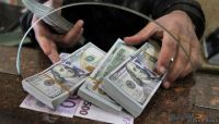 سوق سوداء للعملة في صنعاء.. (الحوثية) تستفرد بـ"الدولار" سوق سوداء للعملة في صنعاء.. (الحوثية) تستفرد بـ"الدولار"