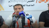 بين السخرية والبكاء.. المختطف (النهاري) يروي فصول خمسة أعوام من تعذيبه في سجون المليشيا الحوثية بين السخرية والبكاء.. المختطف (النهاري) يروي فصول خمسة أعوام من تعذيبه في سجون المليشيا الحوثية