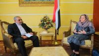 تطفح بالعار.. غضب عارم بعد لقاء مستفز للإرهابي (ايرلو) بمسؤولة الصليب الأحمر بصنعاء تطفح بالعار.. غضب عارم بعد لقاء مستفز للإرهابي (ايرلو) بمسؤولة الصليب الأحمر بصنعاء