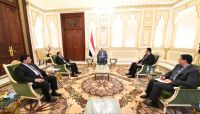 الرئيس هادي يرأس اجتماعا ضم نائبه ورئيس الوزراء ويهاتف قيادات الجيش ومحافظ مأرب الرئيس هادي يرأس اجتماعا ضم نائبه ورئيس الوزراء ويهاتف قيادات الجيش ومحافظ مأرب