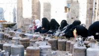 أزمة خانقة للغاز المنزلي بصنعاء.. أخفته المليشيا من نقاط البيع لتبيعه في السوق السوداء أزمة خانقة للغاز المنزلي بصنعاء.. أخفته المليشيا من نقاط البيع لتبيعه في السوق السوداء