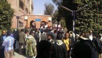 احتجاجات متصاعدة.. موظفو مستشفى "الثورة" بصنعاء يضيقون ذرعاً من تعسفات وفساد السلالي "جحاف" احتجاجات متصاعدة.. موظفو مستشفى "الثورة" بصنعاء يضيقون ذرعاً من تعسفات وفساد السلالي "جحاف"