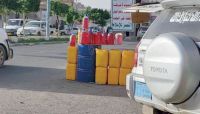 انتعاش أسواق الوقود السوداء في صنعاء وسط اتهامات لمليشيا الحوثي بالوقوف وراءها انتعاش أسواق الوقود السوداء في صنعاء وسط اتهامات لمليشيا الحوثي بالوقوف وراءها
