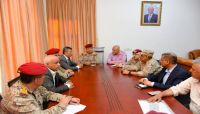 وزير الدفاع يلتقي الفريق الحكومي المفاوض لفتح طرقات تعز وزير الدفاع يلتقي الفريق الحكومي المفاوض لفتح طرقات تعز