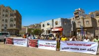 تعز.. المئات يشيعون عددا من أبطال الجيش وينددون بالتواطؤ الأممي تعز.. المئات يشيعون عددا من أبطال الجيش وينددون بالتواطؤ الأممي