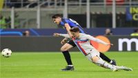 دوري أبطال أوروبا: إنتر ميلان يفوز على برشلونة بهدف ويهدده بالخروج من الدور الأول