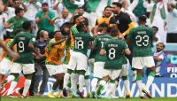 السعودية تحقق فوزاً تاريخياً على الأرجنتين 2-1 في أكبر مفاجآت المونديال السعودية تحقق فوزاً تاريخياً على الأرجنتين 2-1 في أكبر مفاجآت المونديال