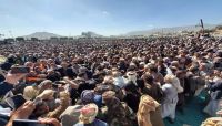الألاف يشيعون جثمان الشيخ صادق الأحمر في صنعاء الألاف يشيعون جثمان الشيخ صادق الأحمر في صنعاء