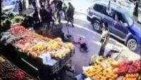 في مشهد وحشي.. عنصر حوثي يضرب طفلاً بـ "صنعاء" في مشهد وحشي.. عنصر حوثي يضرب طفلاً بـ "صنعاء"