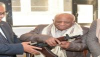 "العاصمة أونلاين" يرصد سخرية اليمنيين من الاحتفال الحوثي بالإفراج عن اللواء فيصل رجب.. (للسجان لا منّة ولا فضل) "العاصمة أونلاين" يرصد سخرية اليمنيين من الاحتفال الحوثي بالإفراج عن اللواء فيصل رجب.. (للسجان لا منّة ولا فضل)