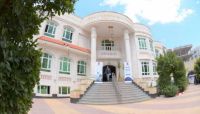 مليشيا الحوثي تسطو على الجامعة الإماراتية في صنعاء مليشيا الحوثي تسطو على الجامعة الإماراتية في صنعاء