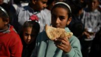 حلا أبو عميرة.. طفلة فلسطينية تبيع الطباشير للنازحين في مخيم جباليا لإعالة أسرتها حلا أبو عميرة.. طفلة فلسطينية تبيع الطباشير للنازحين في مخيم جباليا لإعالة أسرتها