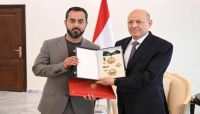 الرئيس العليمي يمنح وسام 26 سبتمبر من الدرجة الأولى للسياسي محمد قحطان الرئيس العليمي يمنح وسام 26 سبتمبر من الدرجة الأولى للسياسي محمد قحطان