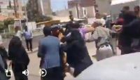 الحوثيون يواجهون بالقمع المحتجين المطالبين بودائعهم المالية من بنوك صنعاء الحوثيون يواجهون بالقمع المحتجين المطالبين بودائعهم المالية من بنوك صنعاء