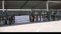 العشرات من قبيلة سنحان يعتصمون في ميدان السبعين ويطالبون بإقالة قيادي حوثي بصنعاء العشرات من قبيلة سنحان يعتصمون في ميدان السبعين ويطالبون بإقالة قيادي حوثي بصنعاء