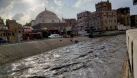 انتشال جثة طفل جرفته السيول في صنعاء انتشال جثة طفل جرفته السيول في صنعاء