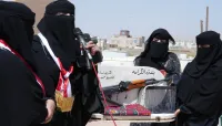 نساء في مأرب يسلّمن بندق الكرامة والتبعة لقبائل اليمن في مطارح الكرامة بالريان