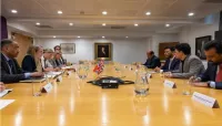 الدكتور عبد الله العليمي يبحث مع وزيرة القوات المسلحة البريطانية إمكانية توسيع برامج الدعم الأمني والعسكري للحكومة