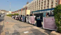 أمهات المختطفين يجددن مطالبتهن بالكشف عن مصير المختطفين والمخفيين قسرًا في وقفة احتجاجية بعدن