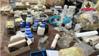 حضرموت.. تنفيذ عملية أمنية نوعية لمداهمة موقع لتصنيع المتفجرات واعتقال عدد من المطلوبين أمنياً في العبر