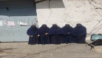 صنعاء.. مدرسة "أروى للبنات" تفرض قيودًا على لبس الطالبات وتجبرهن على الوقوف تحت أشعة الشمس لساعات